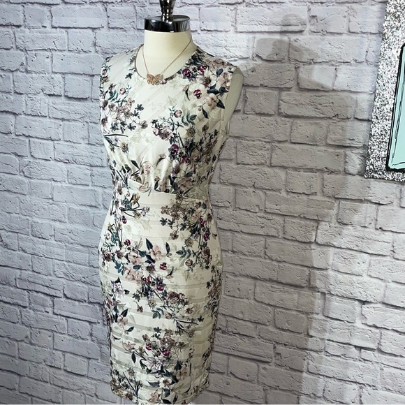 VENUS White Floral Stripe Print Stretch Sheath Dress with Keyhole Back - Picture 3 of 6